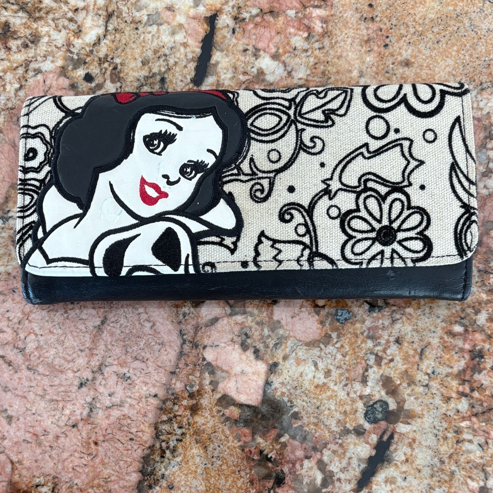 Loungefly Stylish Snow White Women's Clutch